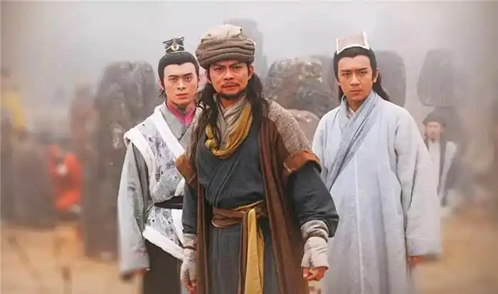 天龙八部中乔峰为何要自尽？看看三兄弟的名字，一目了然
