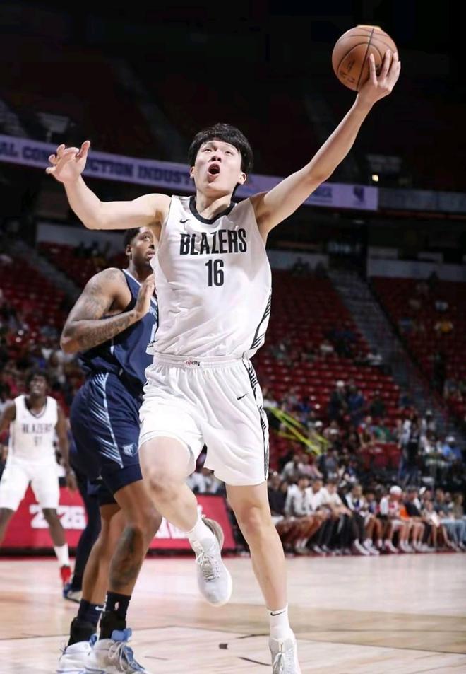 杨瀚森闪耀NBA夏季联赛，开拓者半场占优