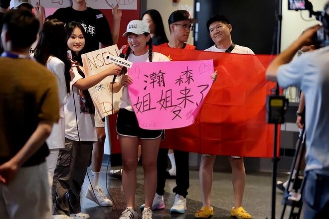 杨瀚森首次回应男篮征召，只说了两句话，球迷：高情商，但别回来